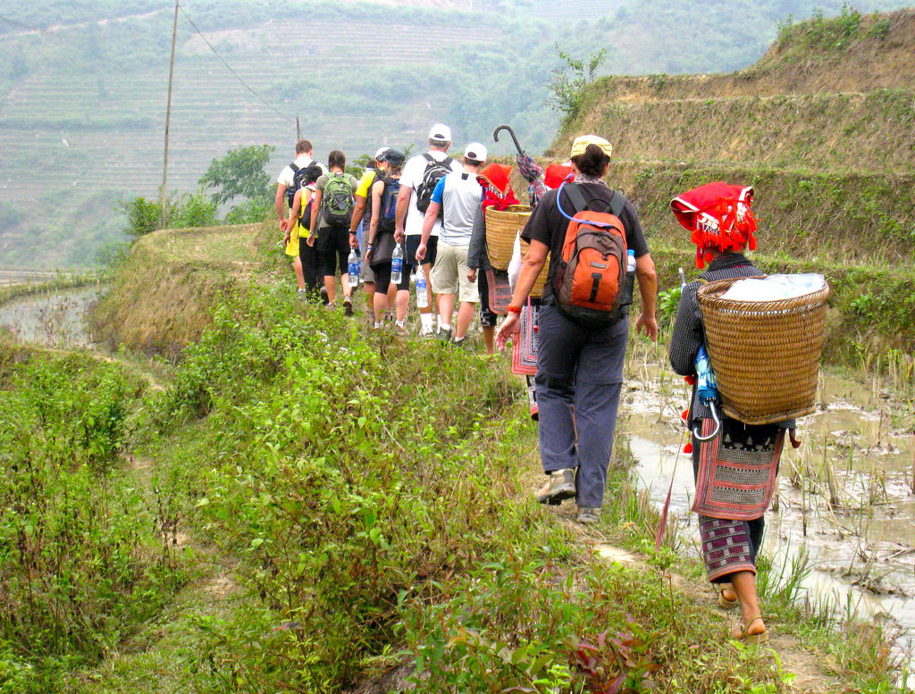 Tourists relax and relax, learn and explore the indigenous culture of Sapa people