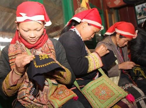 Red Dao people Sa Pa preserved brocade embroidery