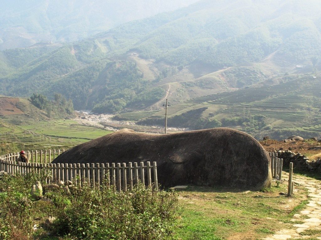 Ancient rock sapa - a popular tourist destination in Sapa that visitors do not miss