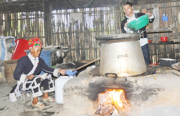 San Lung wine – the best kind of wine of Red Dao people in Sapa 2