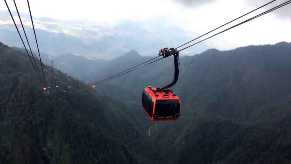 Moun Fansipan by cable car takes about 15 minutes